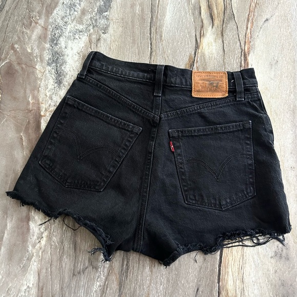 Levi’s Ribcage Shorts - Picture 2 of 5
